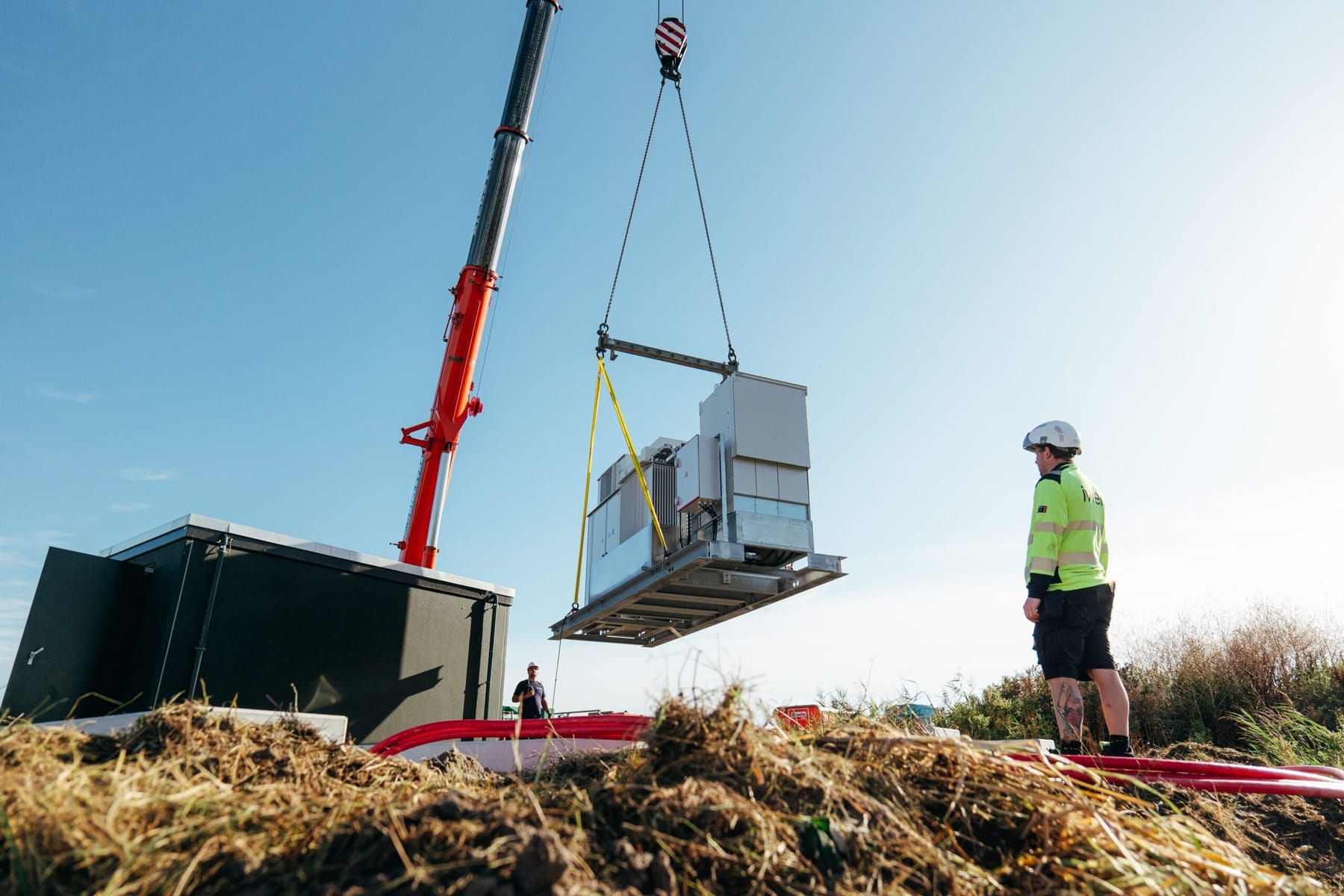 Batterijcontainers van AQ Storage op een verhard terrein