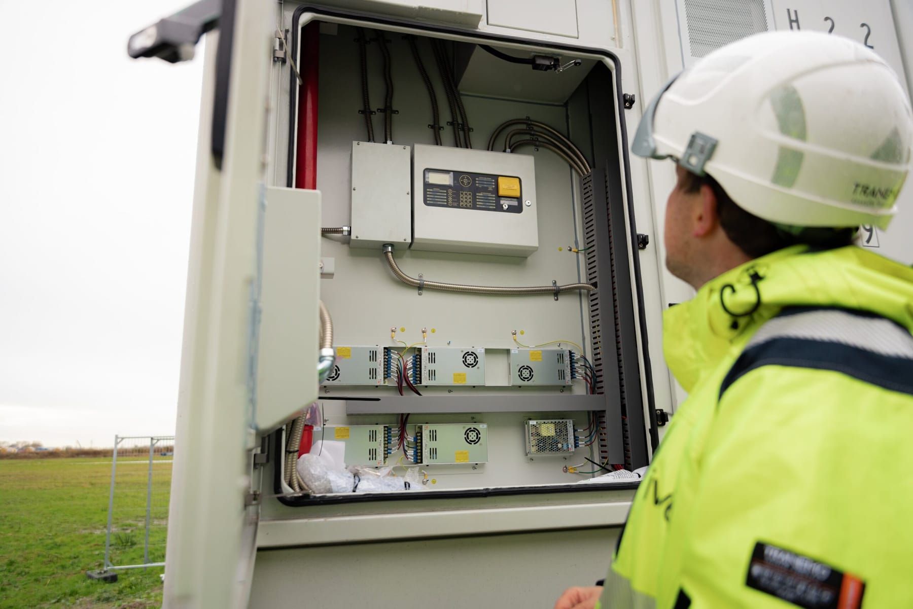 Bekabeling tussen de batterijcontainers en de transformator